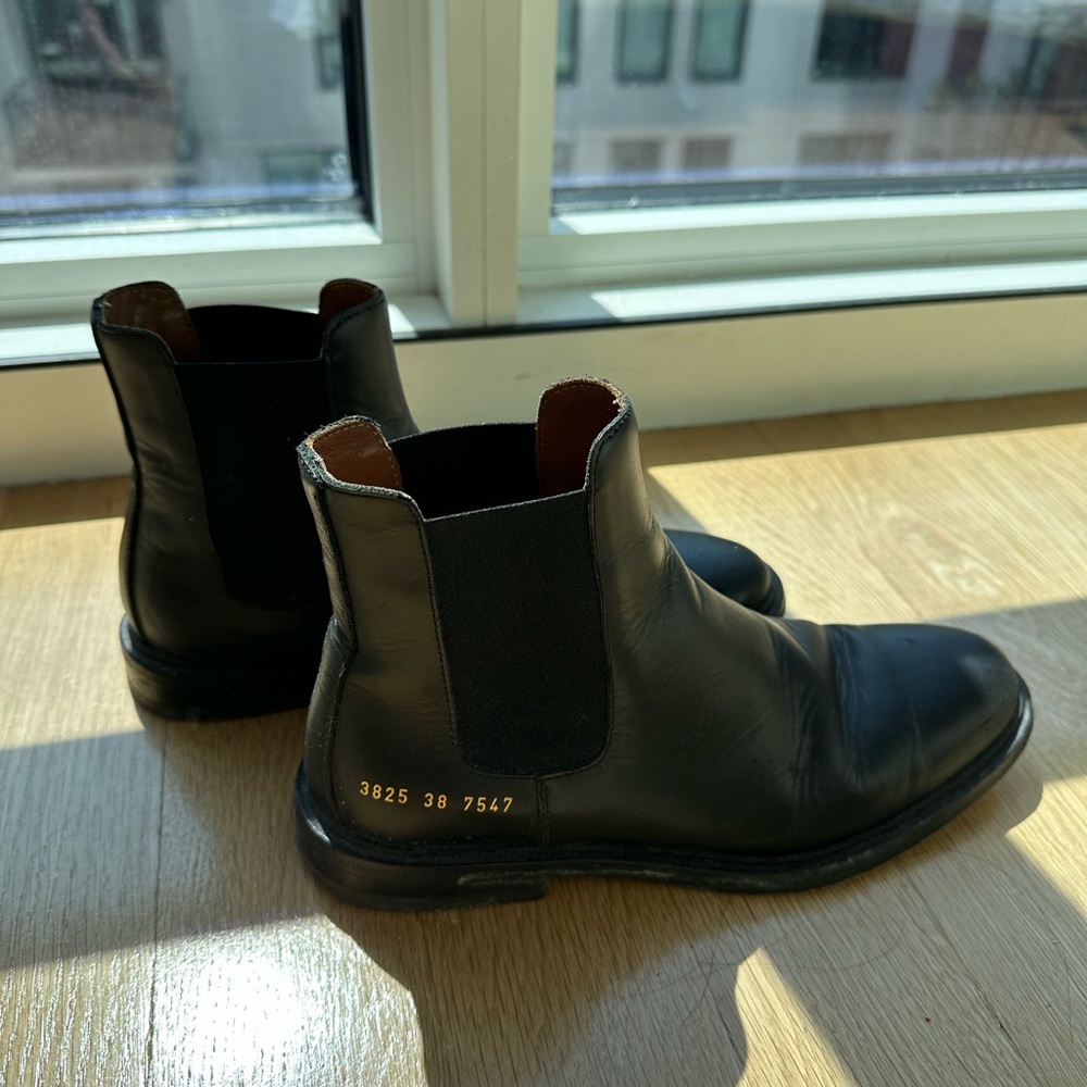 COMMON PROJECTS: Black Leather Women’s Chelsea Boots (7.5 / 38)